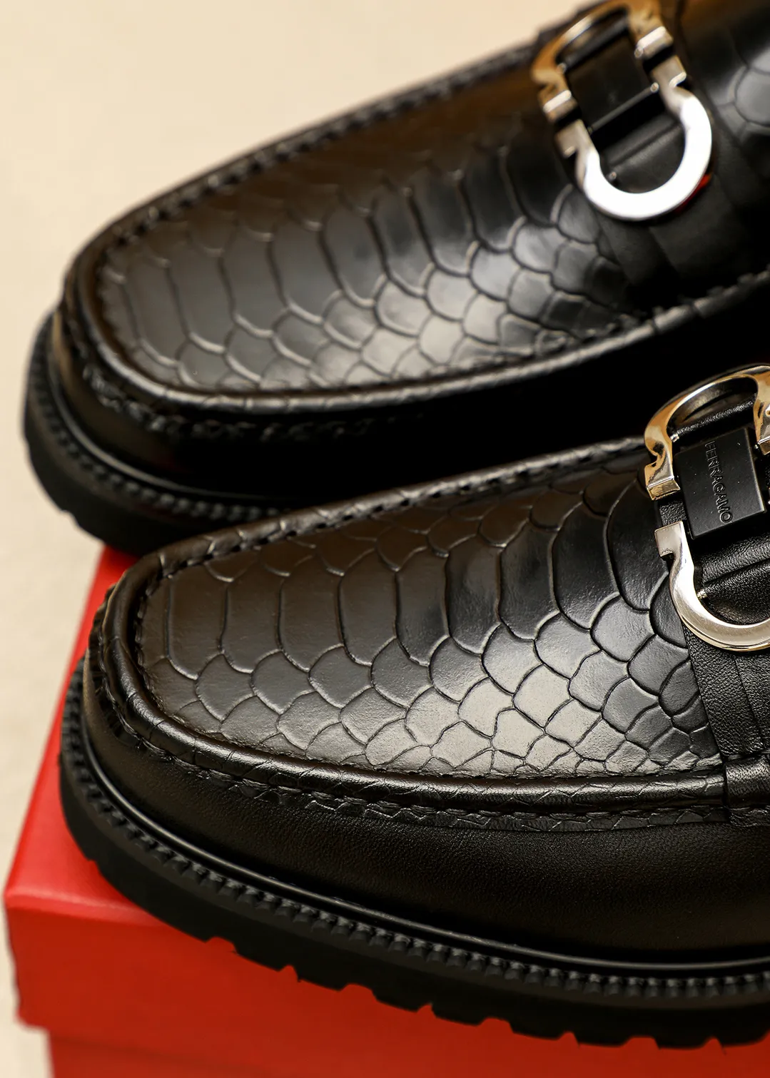 Men's shoes 💰560 💐 Product trademark: Ferragamo "Ferragamo" casual leather shoes Regular size: 38-44 (45.46🉑️customized) Product materials: Selected imported first-layer calfskin upper + original hardware buckle, imported water-dyed cowhide leather lining. Strong three-dimensional visual effect, original outsole color: 2 colors available